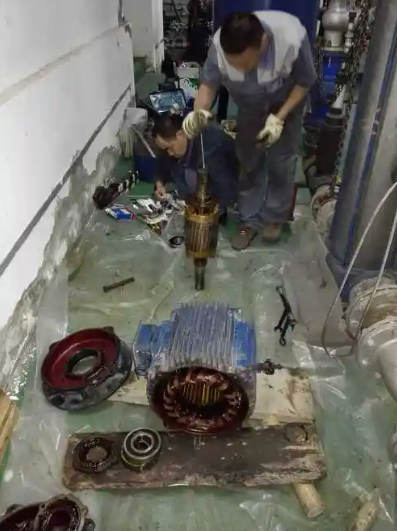 鄭州環(huán)保設(shè)備廠家技術(shù)人員現(xiàn)場(chǎng)維保照片